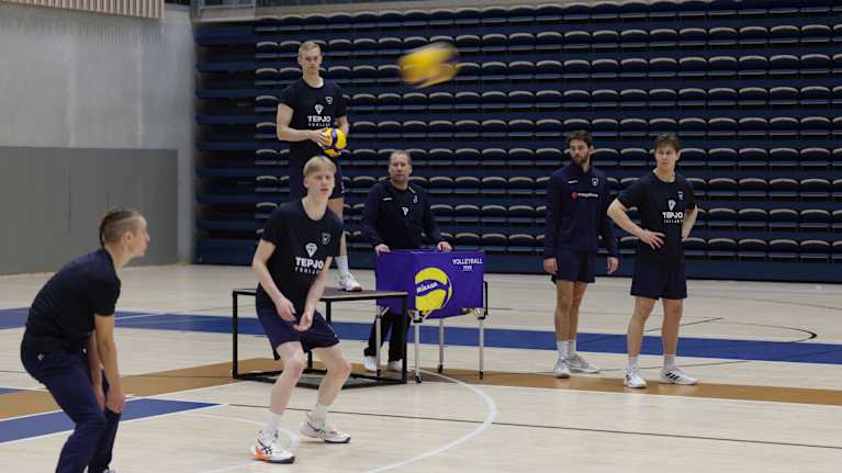 AC Oulun lentopallojoukkue harjoittelee Ouluhallissa.