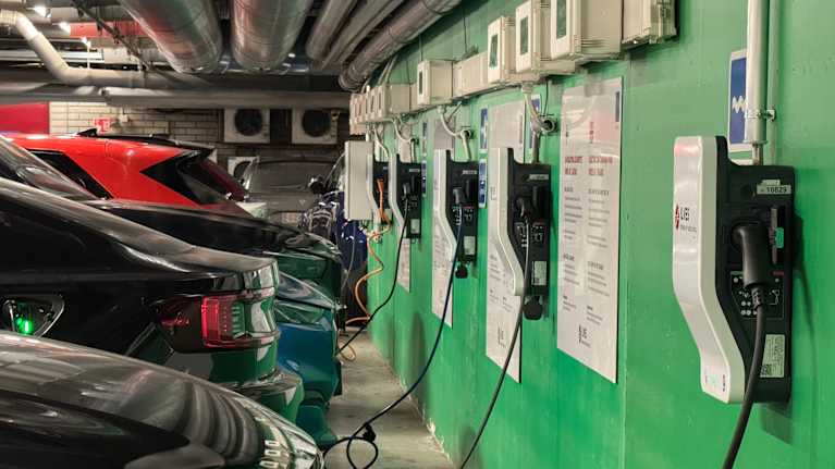 Sähköautojen latauspaikkoja Sokos Hotel Ilveksen parkkihallissa Tampereella.