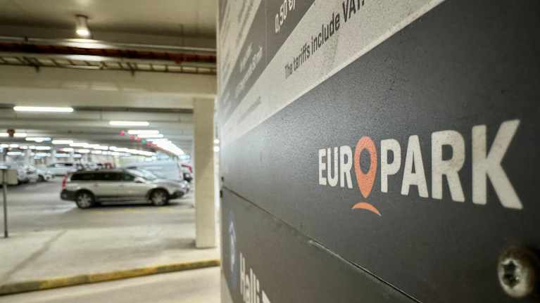 Europarkin logo kuvattuna TAYSin parkkihallissa.