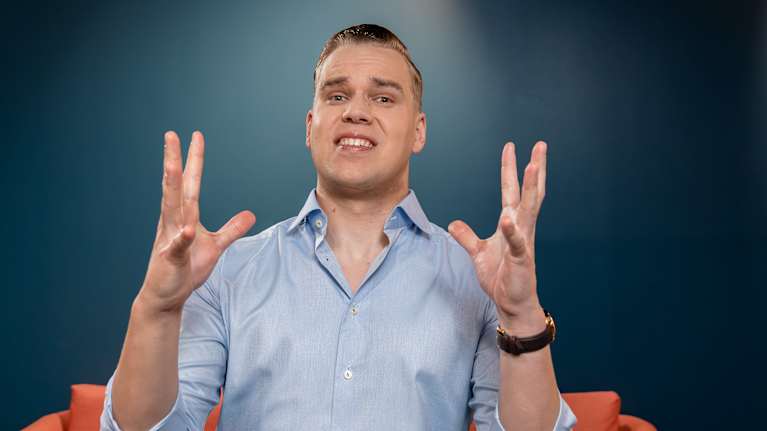 Oneviolin Pekka Niemi ilmeilee harmistuneen näköisenä kädet koholla.