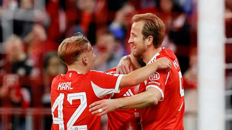 Bayern Münchenin maalihai Harry Kane (oik.) onnittelee seurahistoriaa tehnyttä, 17-vuotiasta Lennart Karlia 22.10.2025. 