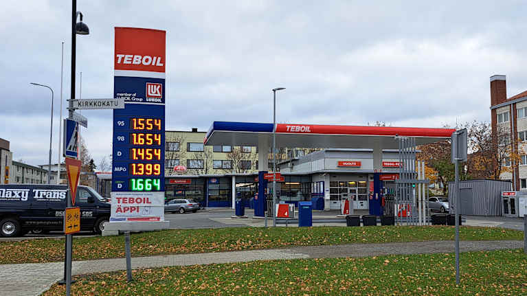 Kuvassa näkyy Joensuussa sijaitseva Teboil-huoltoasema ja valokyltti, jossa on kirjattuna polttoaineiden hintoja.