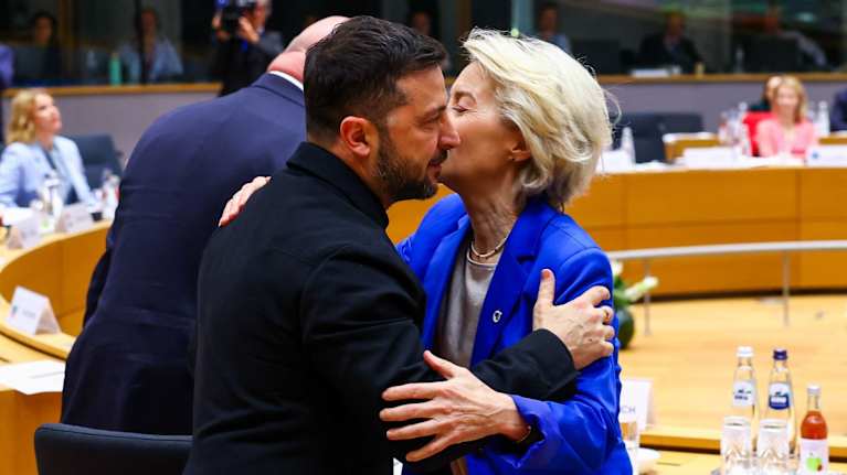 Volodymyr Zelenskyi ja Ursula von der Leyen syleilevät istuntosalissa.