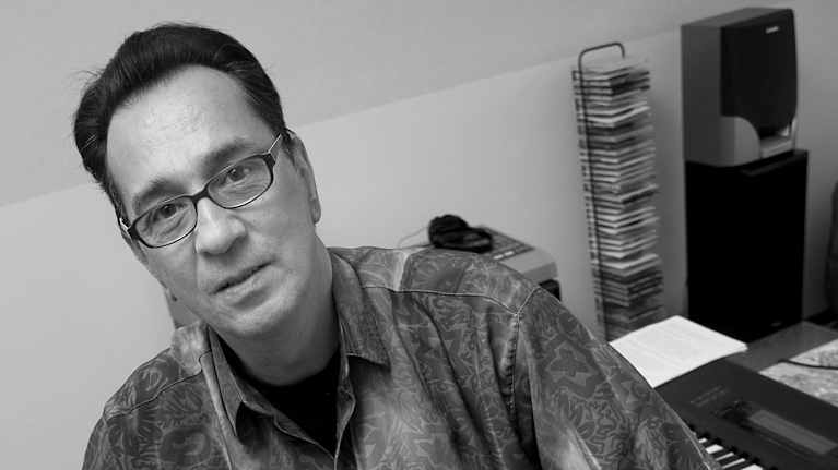 Mies istuu tuolilla musiikkistudiossa.