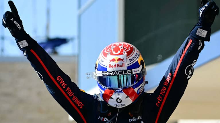 Max Verstappen juhlii voittoaan Formula 1 -kilpailussa Red Bull -tiimin ajopuvussa ja kypärässä.