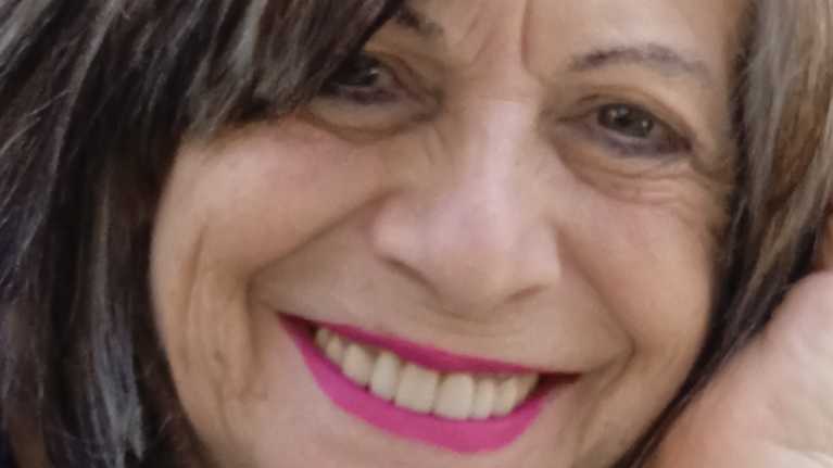 Italian pääministeri Giorgia Melonin kannattaja Delfina Ducci hymyilee.