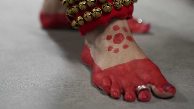 Intialaisen tanssijan koristelu jalka.