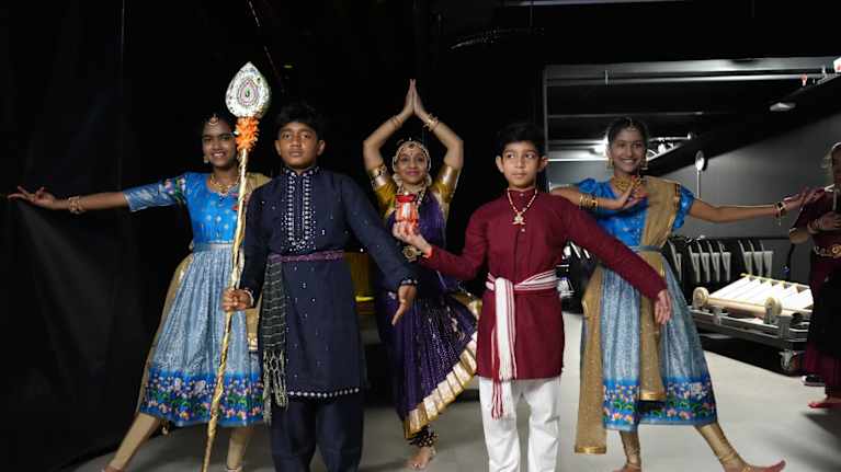 Salangai Oli -tanssiryhmää.