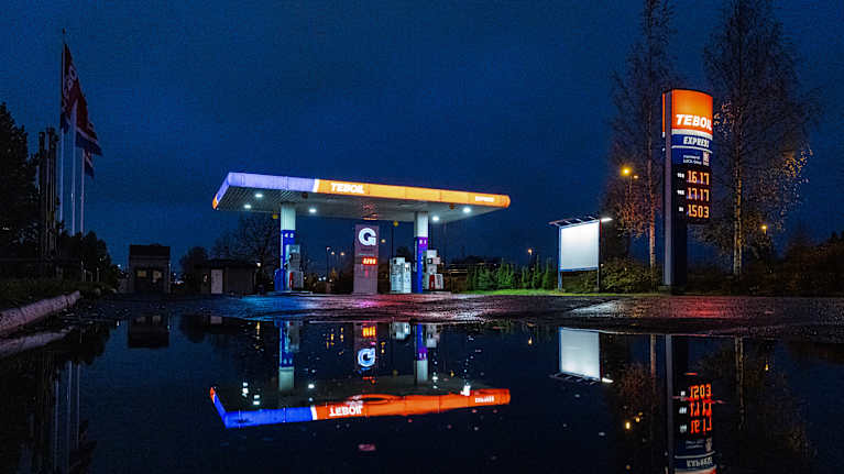 Teboilin kymäasema illan pimeydessä.