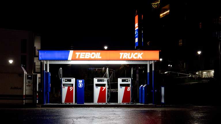 Teboilin bensapumppuja iltapimeällä.