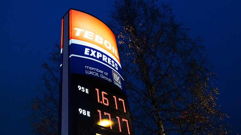 Teboilin mainostolppa jossa bensan ja dieselin hinnat digitaalisesti näytettynä.