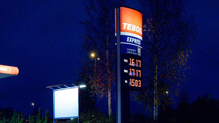 Teboilin mainostolppa jossa bensan ja dieselin hinnat digitaalisesti näytettynä.