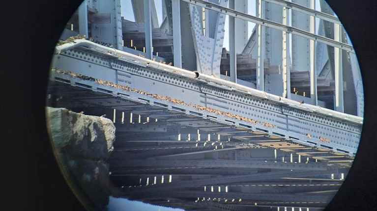 Törmäpääskyt istuvat rautatiesillalla.