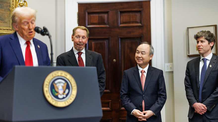 Trump puhuu, vieressä muun muassa Larry Ellison.