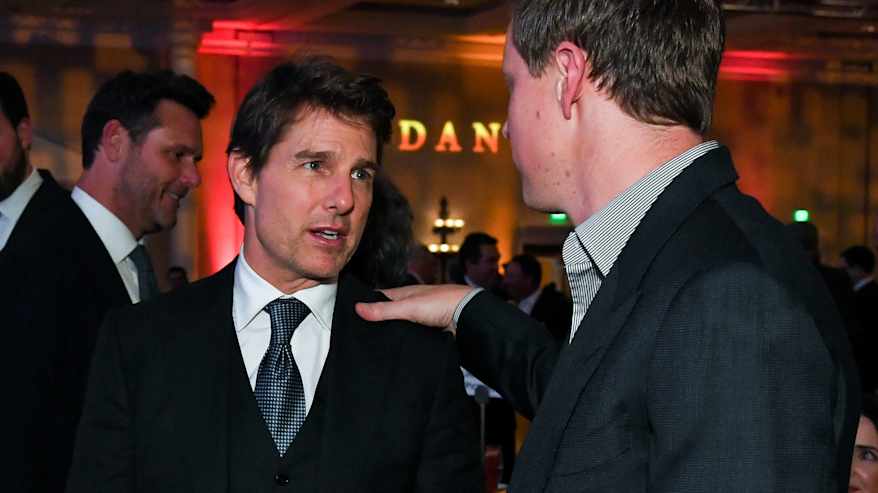 Tom Cruise ja David Ellison, Ellisonin käsi on Cruisen olalla. 