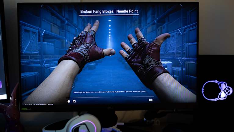 Counter-Strike videopelin viininpunaiset ja piikikkäät hanskat.