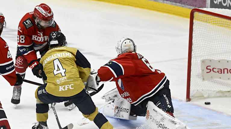Kiekko-Espoon Ilkka Kangasniem tekee 1-0 -maalin HIFK:n maalivahdin Hugo Alnefeltin ja Oliver Larsenin estelyistä huolimatta.