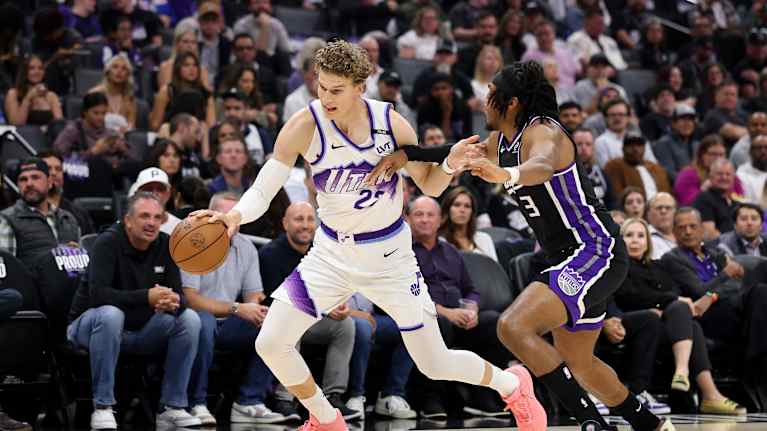 Lauri Markkanen pallon kanssa.