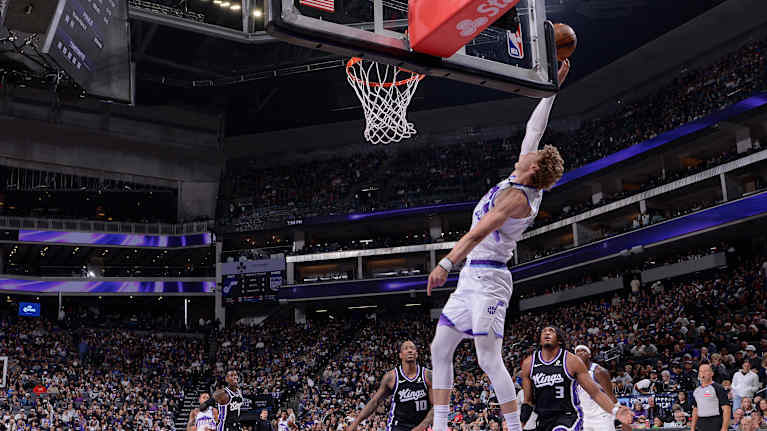 Lauri Markkanen heitti.