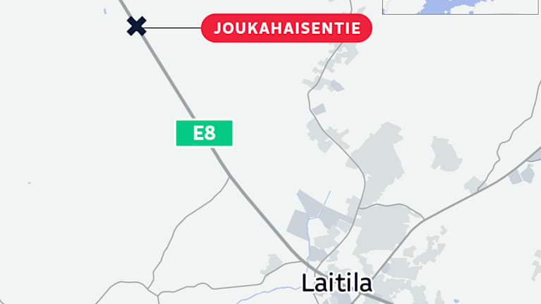 Karttaan merkitty Laitila ja E8 Raumantie sekä onnettomuuspaikka Joukahaisentien risteyksessä.