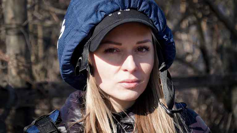 Ukrainalainen Venäjän tappama toimittaja Olena Hramova katsoo kameraan.