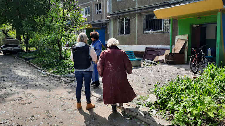 Ukrainalainen toimittaja olena Hramova haastattelee paikallisia Kramatorskissa Venäjän iskun jälkeen.