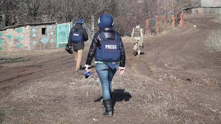 Olena Hramova Itä-Ukraianssa sotilaiden kanssa.