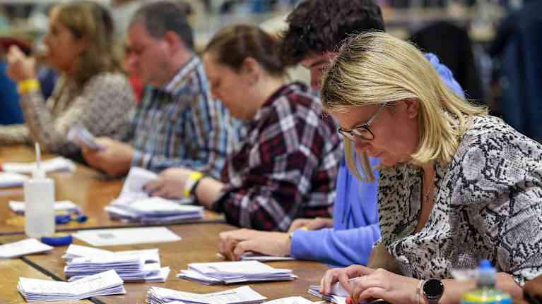 Presidentinvaalien ääntenlaskentaa Dublinissa.