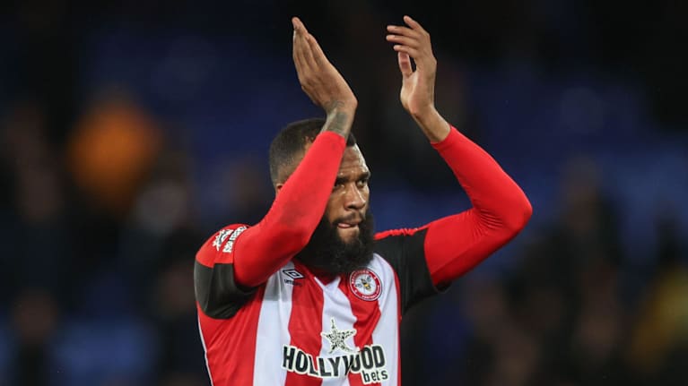 Brentfordin Igor Thiago kiittää kannattajia.