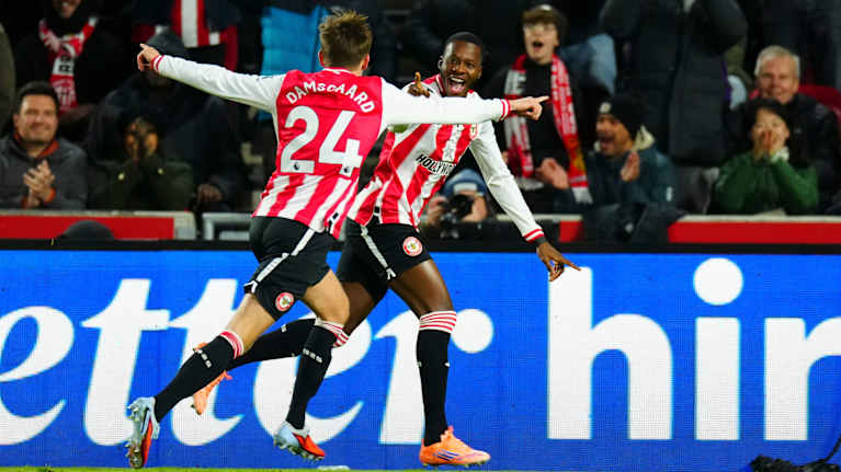 Dango Outtara tuulettaa maalia yhdessä Mikkel Damsgaardin kanssa.