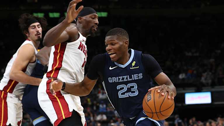 Memphis Grizzliesin tulokassensaatio Cedric Coward haastaa rohkeasti Miami Heatin sentteri Bam Adebayoa.