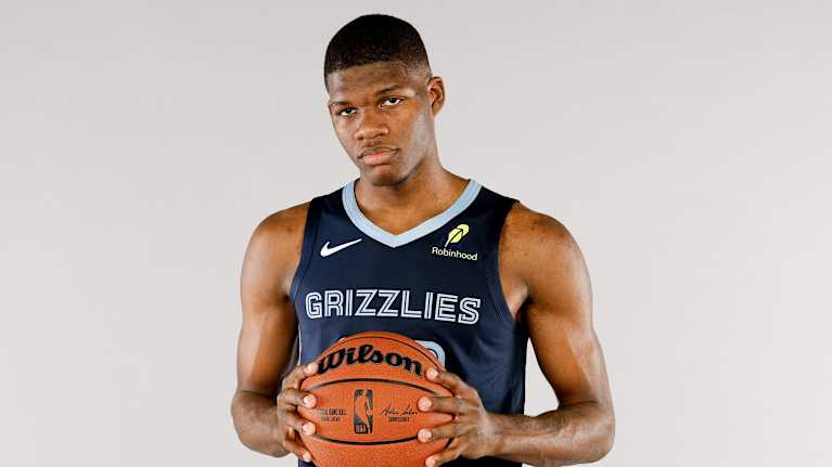 Cedric Coward poseeraa NBA-tulokaspelaajakuvassa 15. heinäkuuta 2025 Las Vegasissa, Nevadassa.