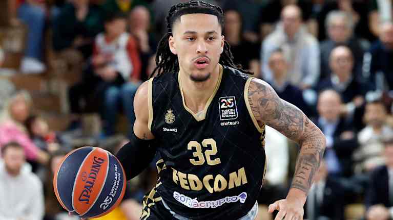 Matthew Strazel Euroliiga-joukkue AS Monacon paidassa.