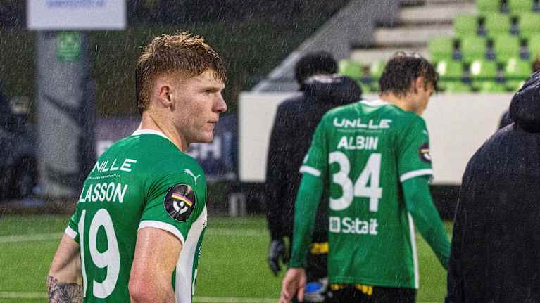 KTP:n pelaaja Mitchell Glasson kävelee sateessa kentällä.