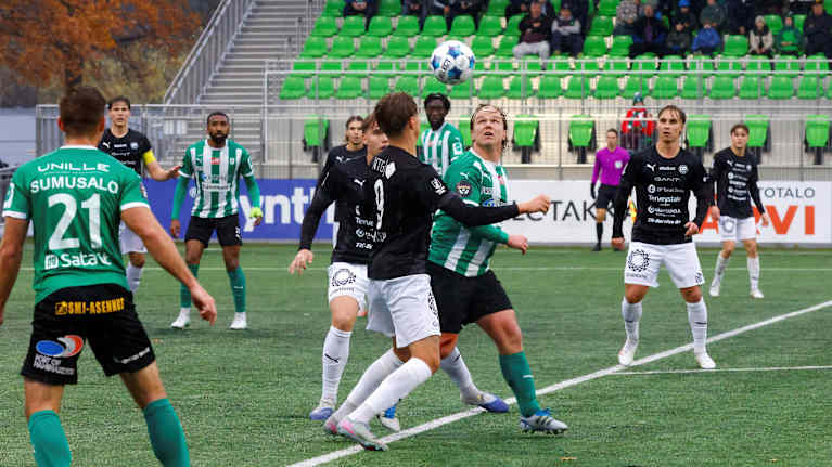 KTP:n ja TPS:n pelaajat taistelevat pallosta.