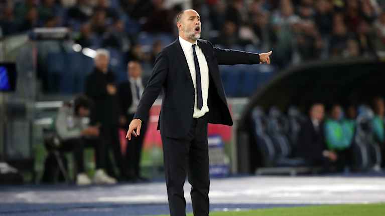 Juventuksen päävalmentaja Igor Tudor huutamassa kentän laidalla.