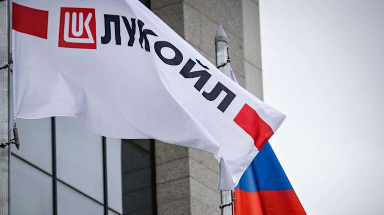 Lukoil-yhtiön lippu liehuu rakennuksen edustalla Venäjällä.