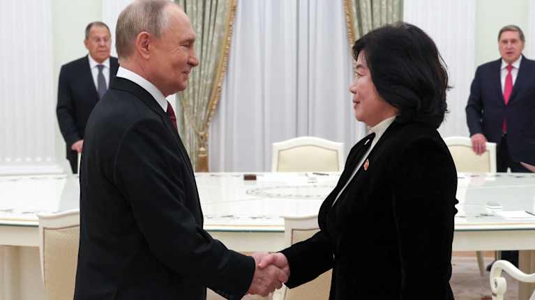 Presidentti Putin ja Pohjois-Korean ulkoministeri kättelevät Kremlissä.
