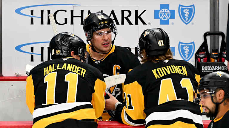 Sidney Crosby ja Ville Koivunen Penguins-paidassa.