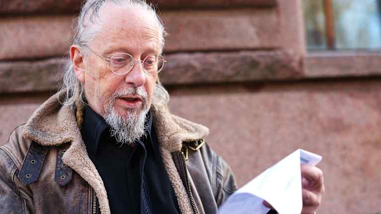 Henkilö puhuu kadulla.