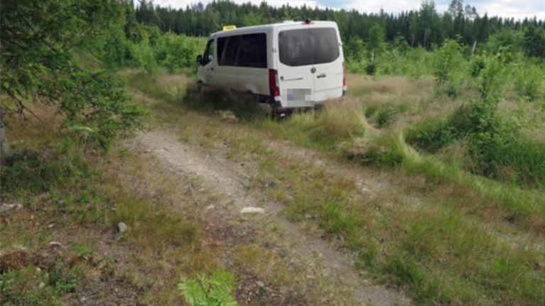 Pakettuauto ajettuna pellolle tien vierellä.