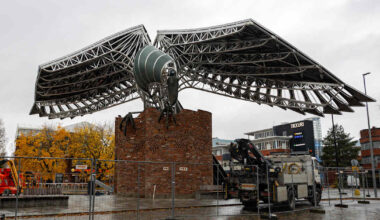 Vantaa hankki valtavan Korppi-veistoksen nostamaan kaupungin paraatipaikan profiilia – näin ohikulkijat arvioivat teosta | Kotimaa
