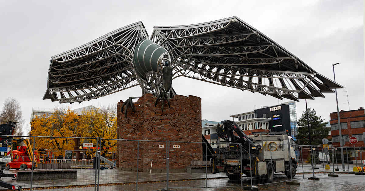 Vantaa hankki valtavan Korppi-veistoksen nostamaan kaupungin paraatipaikan profiilia – näin ohikulkijat arvioivat teosta | Kotimaa