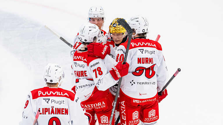 Ässät tuulettaa maalia.