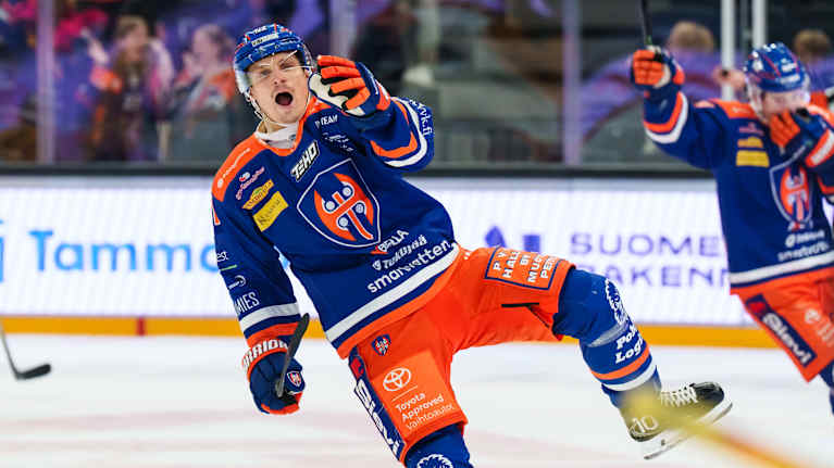 Aleksi Matinmikko tuulettaa maalia.