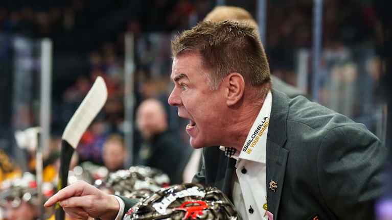 Raimo Helminen huutaa tuomarille. 