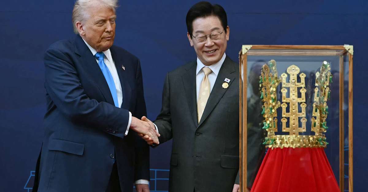 Etelä-Korea lahjoitti Trumpille kullanvärisen kruunun | Uutisia lyhyesti