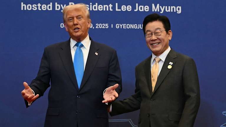 Donald Trump ja Lee Jae Myung poseeraavat puvuissa vierekkäin.