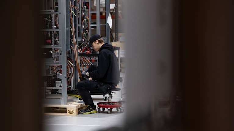 Kempowerin suurteholatausaseman voimayksikön kaappirunko asennusvaiheessa.