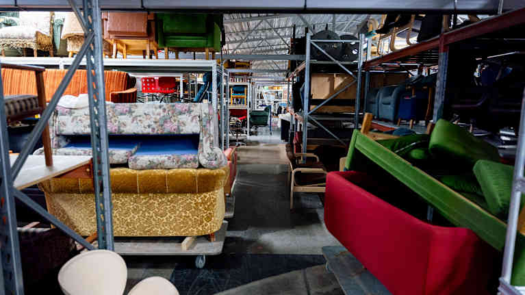 Huonekaluja Ylen Tohlopin tarpeistovarastossa.